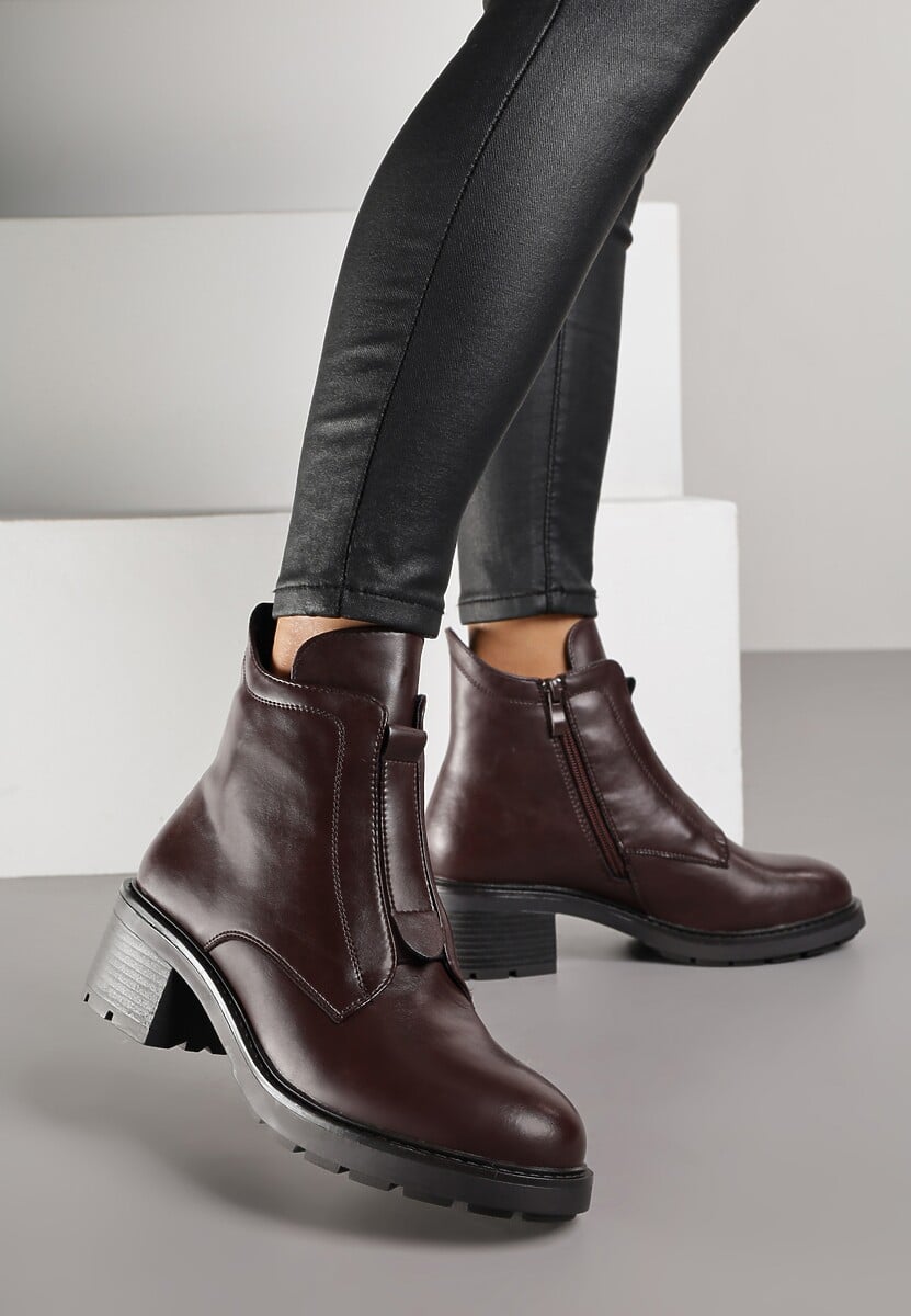 Bordowe Botki ze Skóry Naturalnej na Słupku Ozdobione Przeszyciami Deleisa