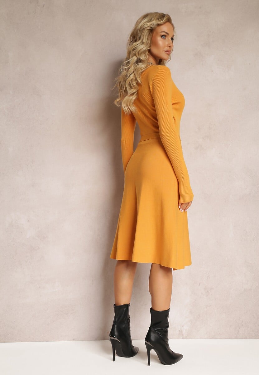 Żółta Rozkloszowana Sukienka Sweterkowa z Kopertowym Dekoltem Fiorrtte