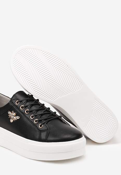 Biało-Czarne Skórzane Sneakersy na Grubej Podeszwie z Przeszyciami i Broszką Nirnile