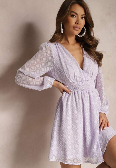 Fioletowa Sukienka z Gumką w Talii Kopertowym Dekoltem i Geometrycznym Wzorem na Siateczce Marixita