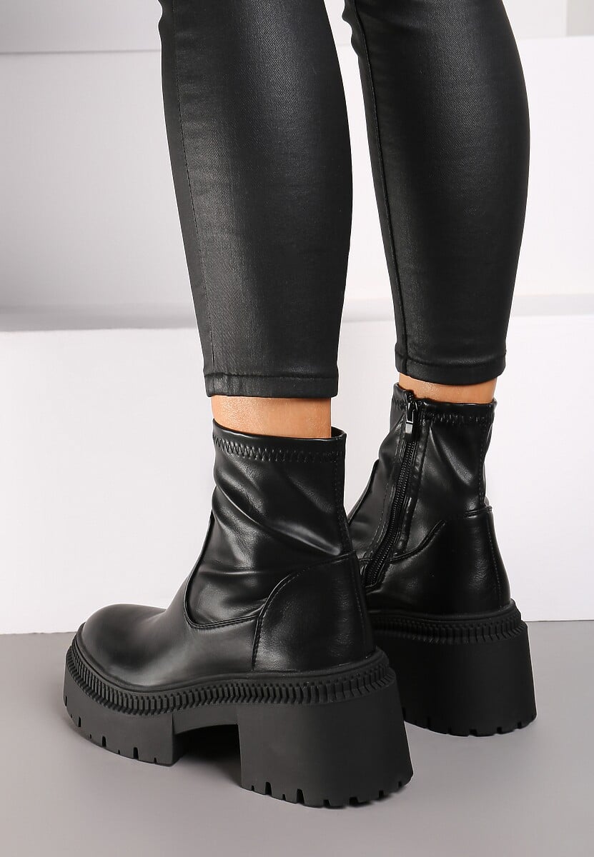 Czarne Botki na Słupku i Lekkiej Platformie z Dopasowaną Cholewką Irinda