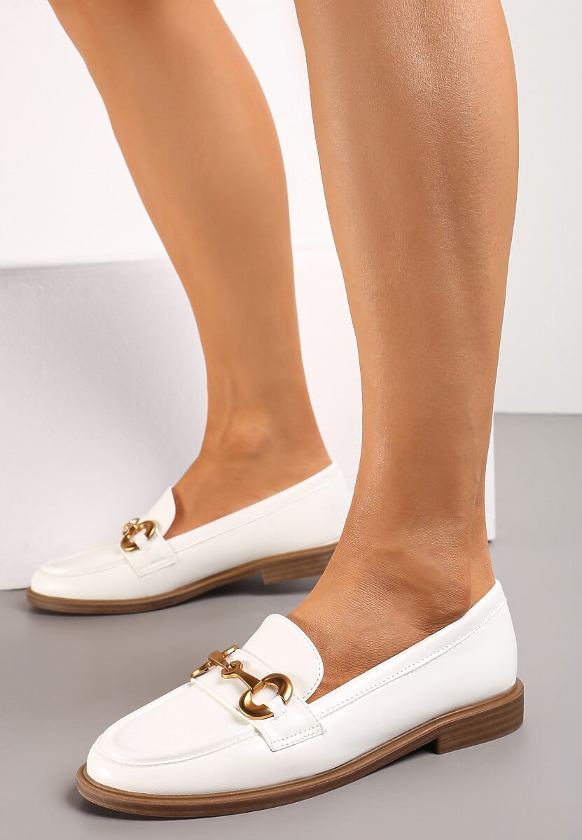 Białe Mokasyny z Ekoskóry na Płaskiej Podeszwie Ozdobione Klamrą i Przeszyciami Fiviaha