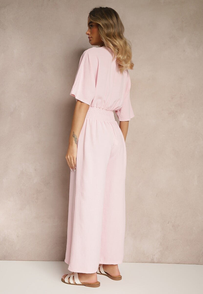 Jasnoróżowy Taliowany Kombinezon z Zakładkowym Dekoltem i Gumką w Pasie Vimalynna