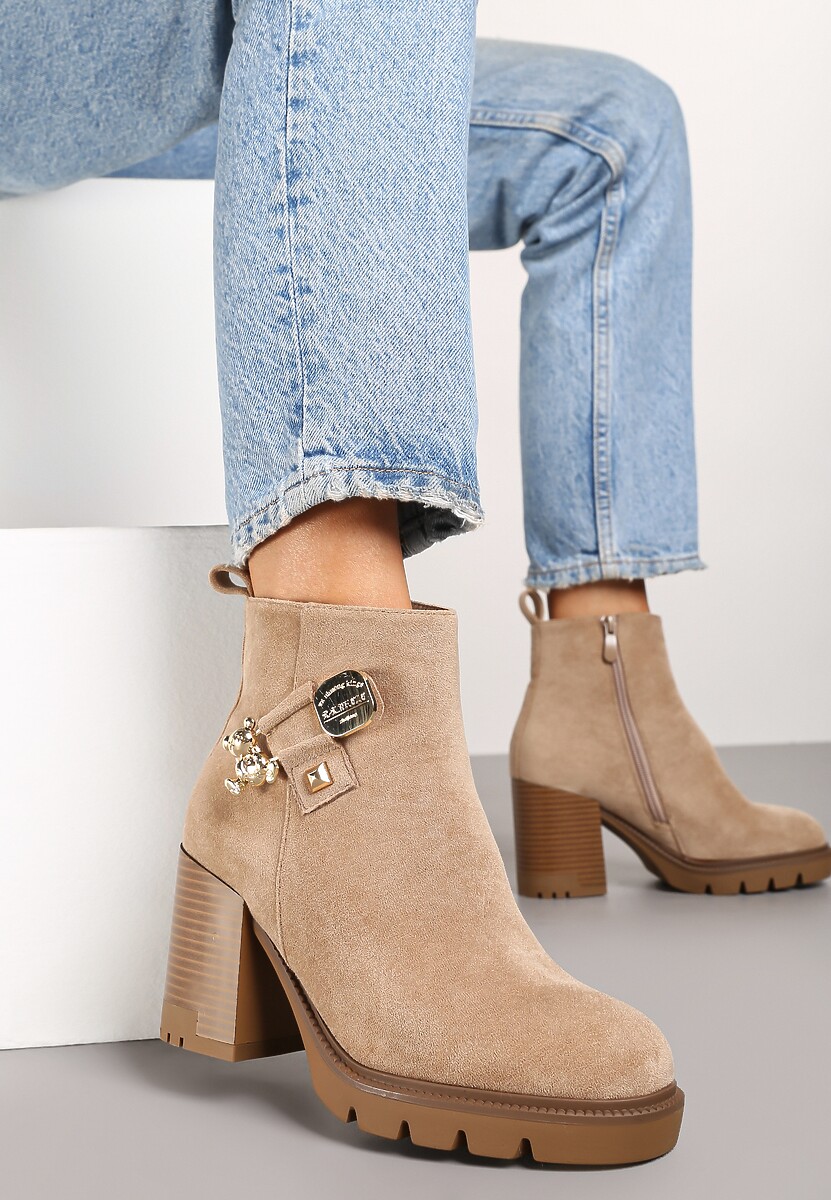 Ciemnobeżowe Ocieplane Botki na Słupku Ozdobione Aplikacjami Gemitha