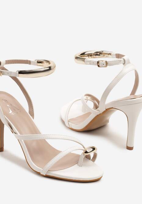 Białe Sandały na Szpilce Japonki Ozdobione Metalicznymi Aplikacjami Talimi