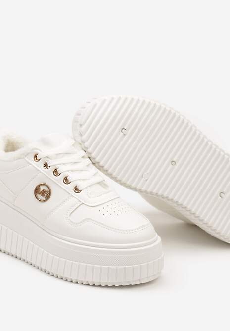 Białe Eleganckie Sneakersy na Grubej Żłobionej Podeszwie z Metalową Ozdobą Werizia