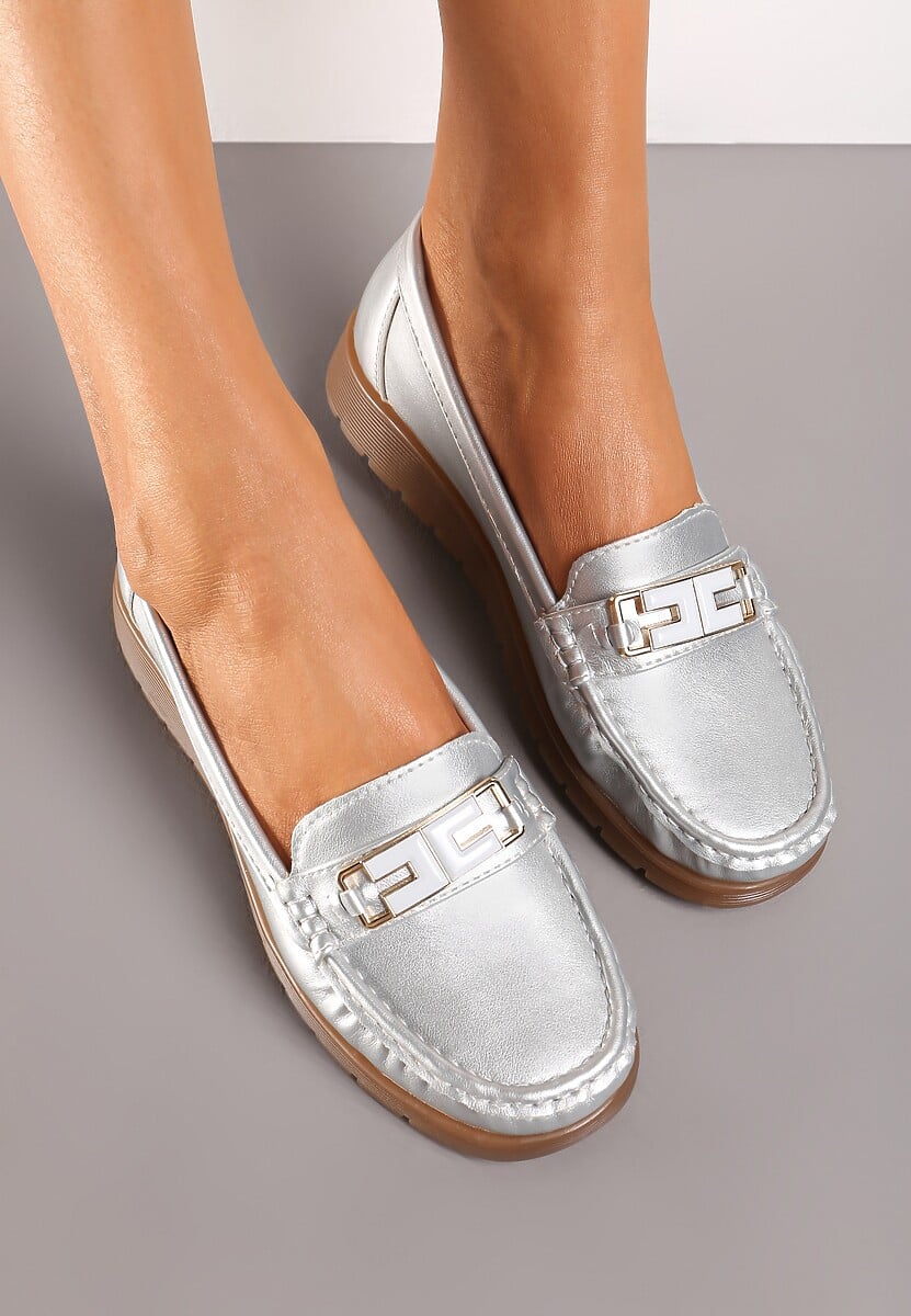 Srebrne Mokasyny na Kauczukowej Podeszwie Ozdobione Klamrą Eanlarri