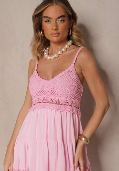 Różowa Sukienka o Rozkloszowanym Kroju Ozdobiona Haftami Mavinelle