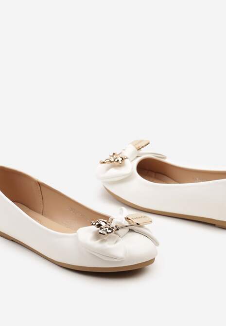 Białe Casualowe Balerinki na Płaskiej Podeszwie Ozdobione Metalowym Elementem i Kokardą Timahel