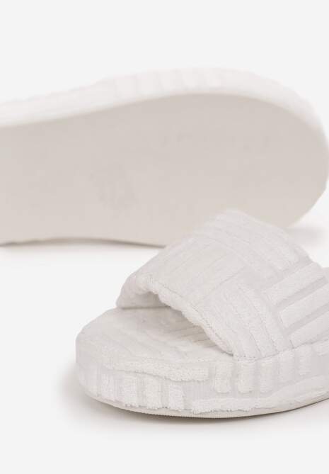 Białe Kapcie z Tłoczeniem na Grubej Podeszwie Willatta