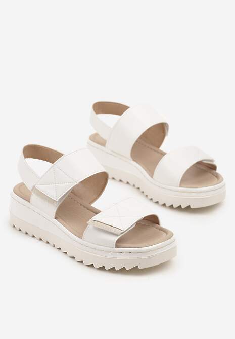 Białe Sandały na Koturnie z Tłoczoną Cholewką Folanire