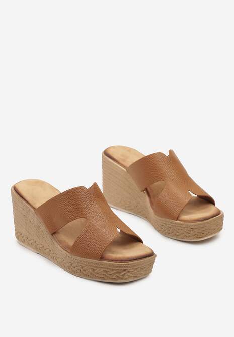 Brązowe Klasyczne Klapki na Koturnie z Wycięciami w Stylu Boho Moonmeera