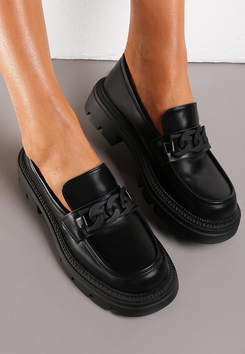 Czarne Mokasyny z Ozdobnym Łańcuchem i Skórzaną Wkładką Callemia