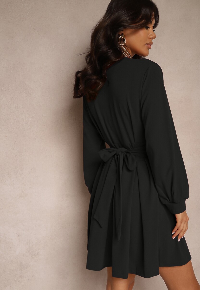 Czarna Kopertowa Sukienka o Rozkloszowanym Kroju ze Wszytym Wiązanym Paskiem Nalin