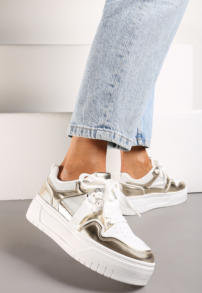 Biało-Złote Sneakersy na Niskiej Platformie z Zawieszką i Ozdobnymi Sznurówkami Salam