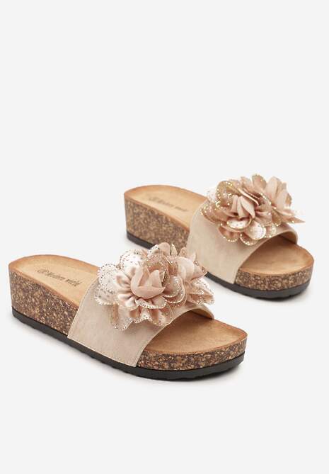 Beżowe Klapki na Niskim Koturnie Zdobione Aplikacją z Kwiatem z Cyrkoniami Galuneta