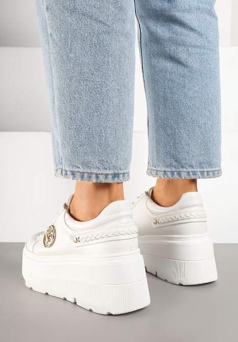 Białe Sneakersy Vices na Platformie Ozdobione Metaliczną Aplikacją Tatellia