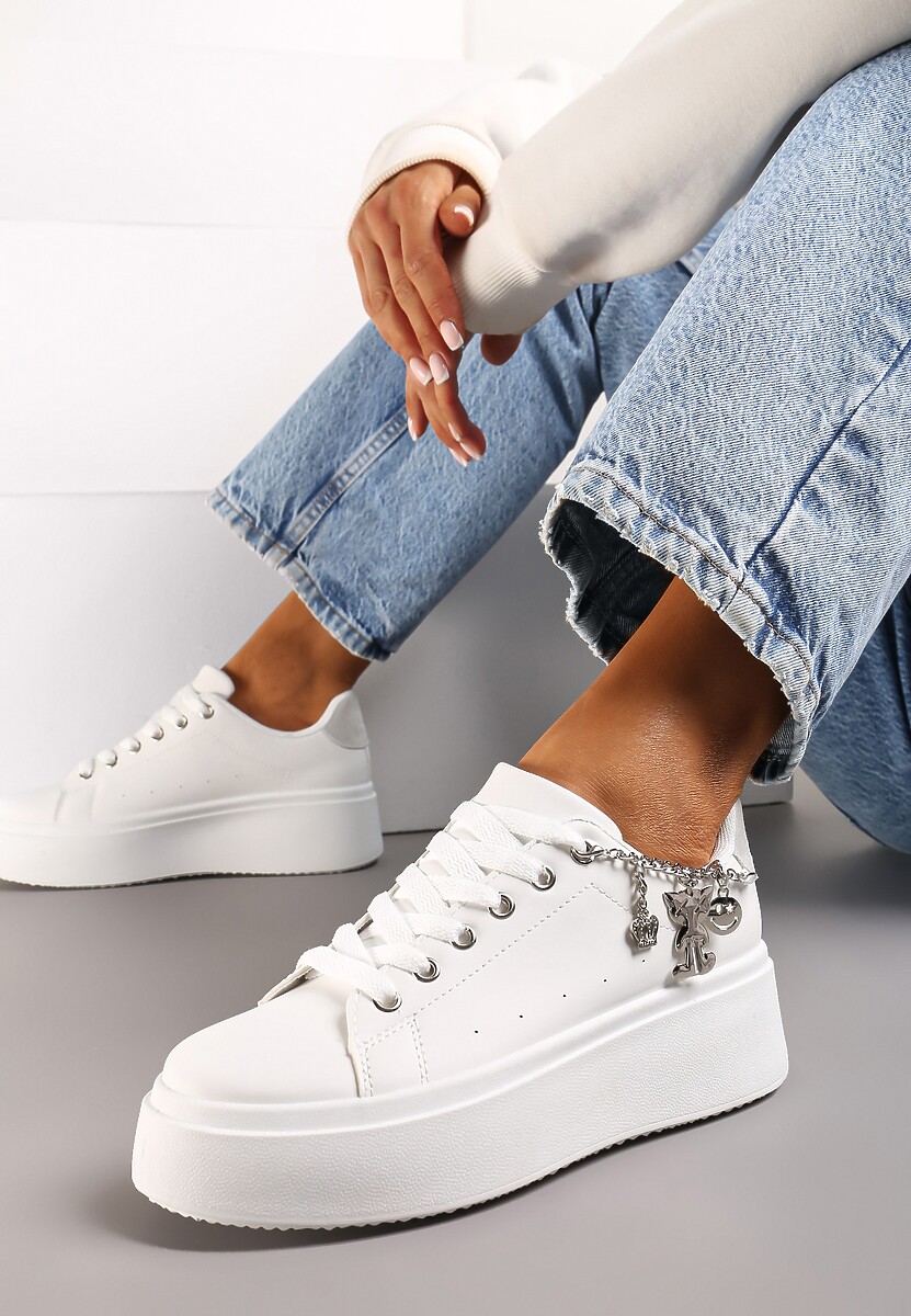 Biało-Szare Sznurowane Sneakersy z Ekoskóry na Platformie z Łańcuszkiem i Zawieszkami Salvania