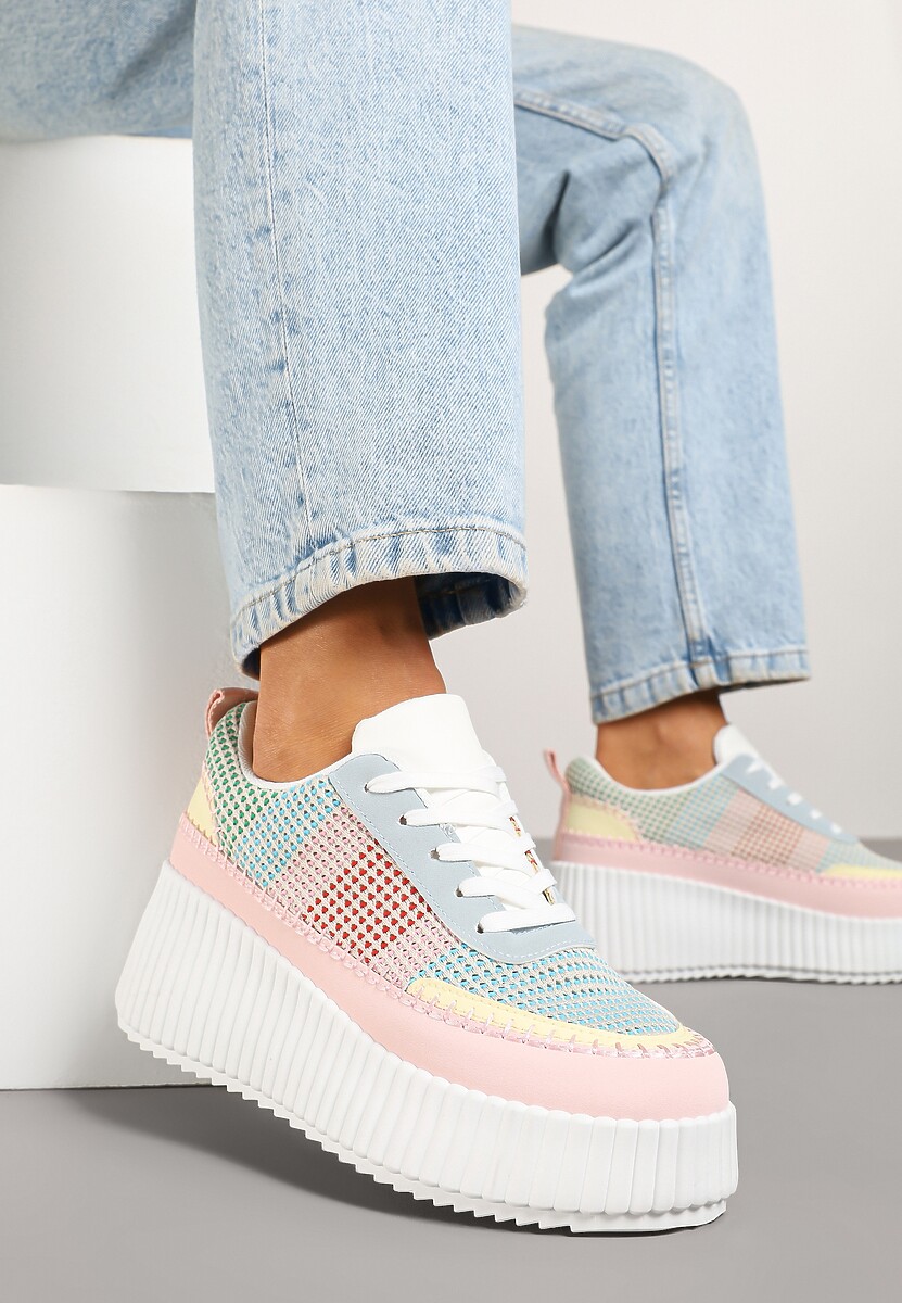 Różowo-Niebieskie Sneakersy na Tłoczonej Platformie z Ozdobnymi Przeszyciami Faloviela
