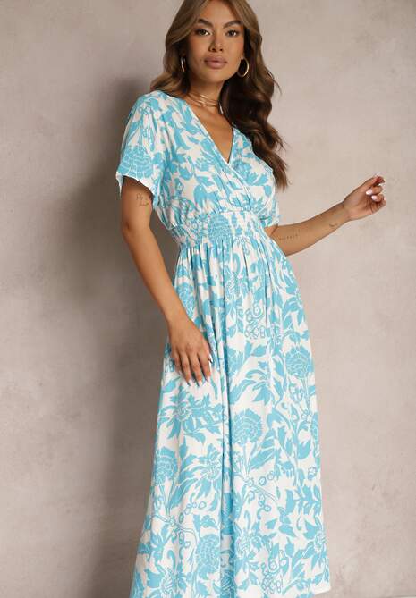 Jasnoniebieska Kopertowa Sukienka o Rozkloszowanym Kroju w Kwiaty z Gumką w Talii Dolefia