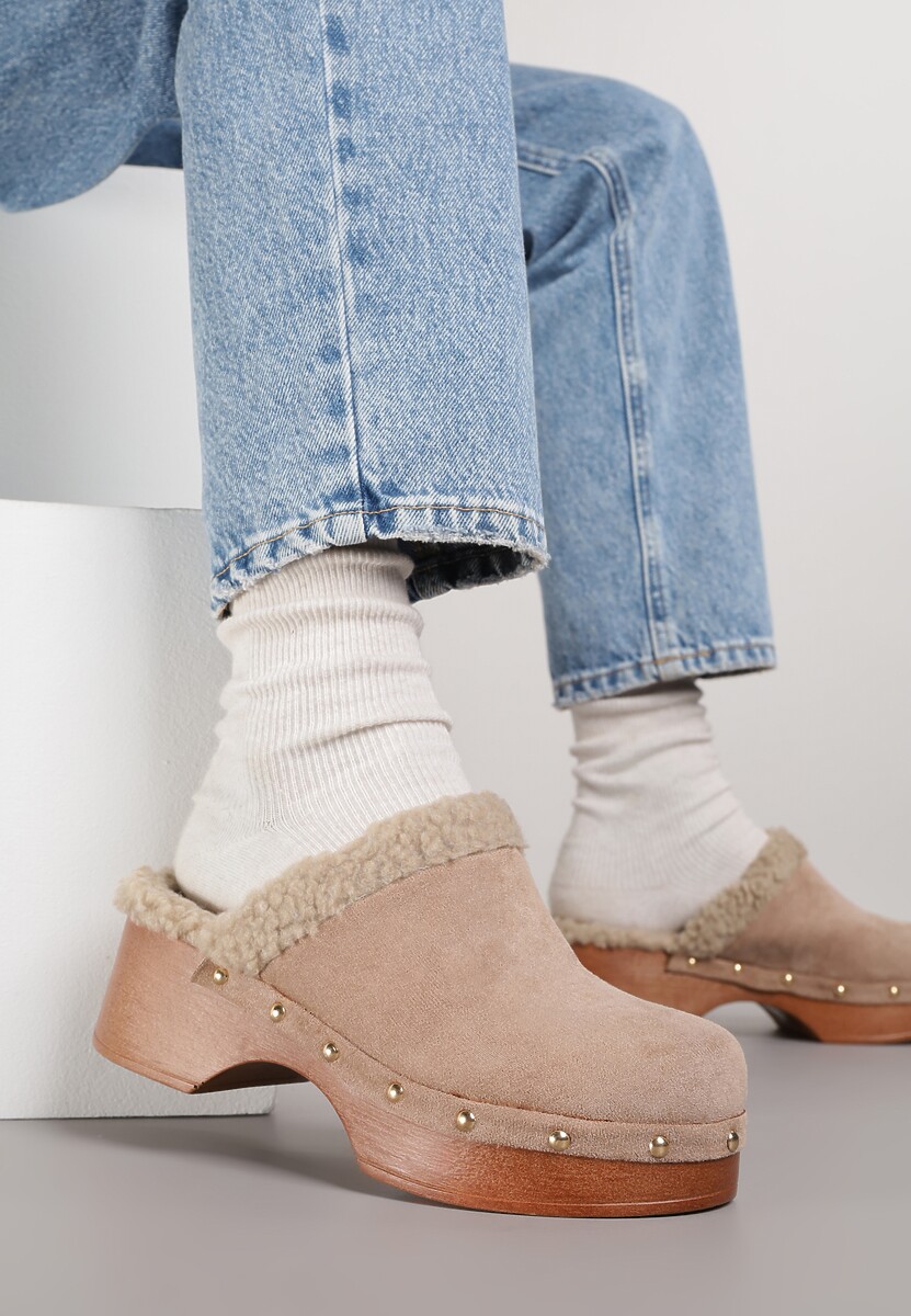 Ciemnobeżowe Futerkowe Klapki Mule na Platformie Ozdobione Ćwiekami Crelina