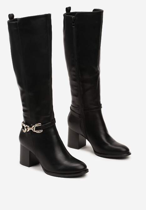 Czarne Kozaki na Słupkowym Obcasie Zdobione Metalową Aplikacją przy Cholewce Resiona