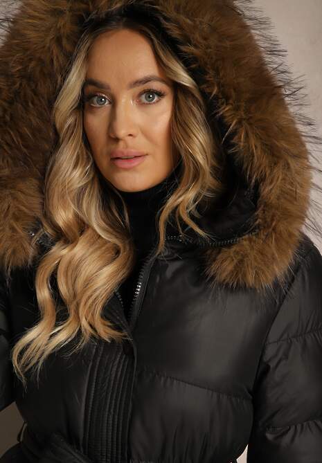 Czarna Kurtka Pikowana o Długim Kroju z Kapturem Wiązana w Pasie z Odpinanym Futerkiem Phorira