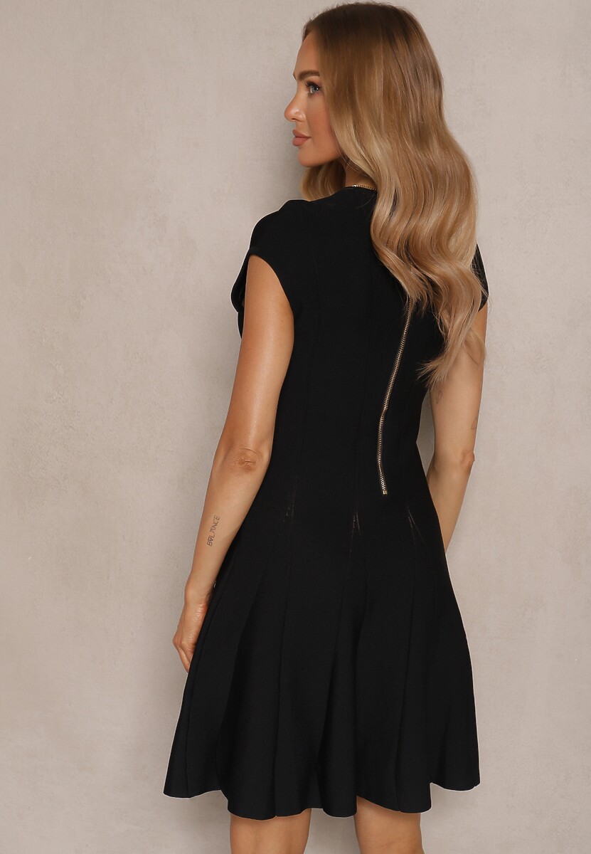 Czarna Sukienka z Wiskozą o Rozkloszowanym Kroju z Ozdobnymi Guzikami Isonira