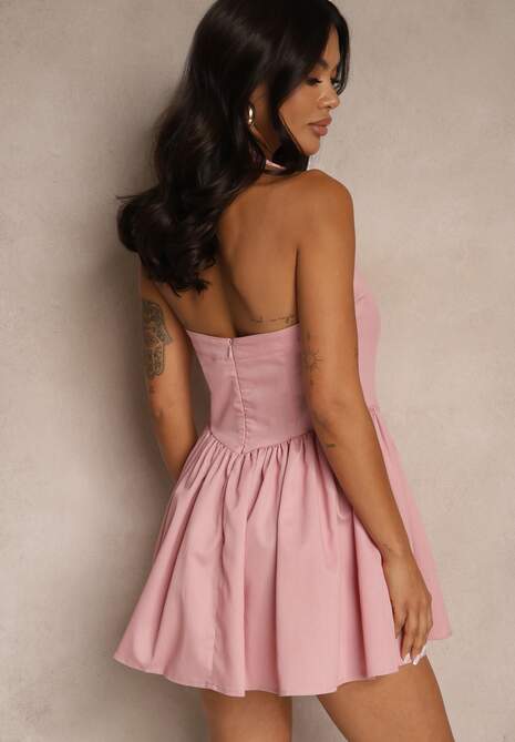 Różowa Sukienka Vices o Rozkloszowanym Kroju Ozdobiona Paskiem na Szyję Addiana