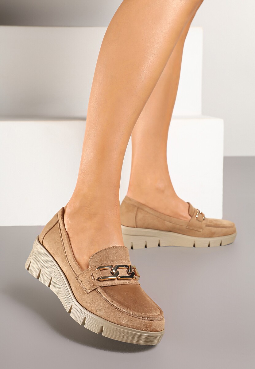 Ciemnobeżowe Półbuty Mokasyny na Koturnie z Tłoczeniem i Wkładką ze Skóry Naturalnej i Łańcuchem Cariella