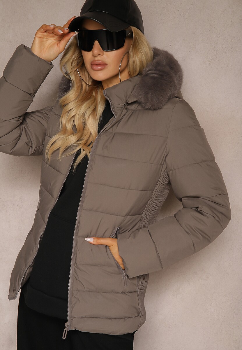 Biała Taliowana Kurtka z Pikowanymi Przeszyciami z Kapturem z Futerkiem Loretina