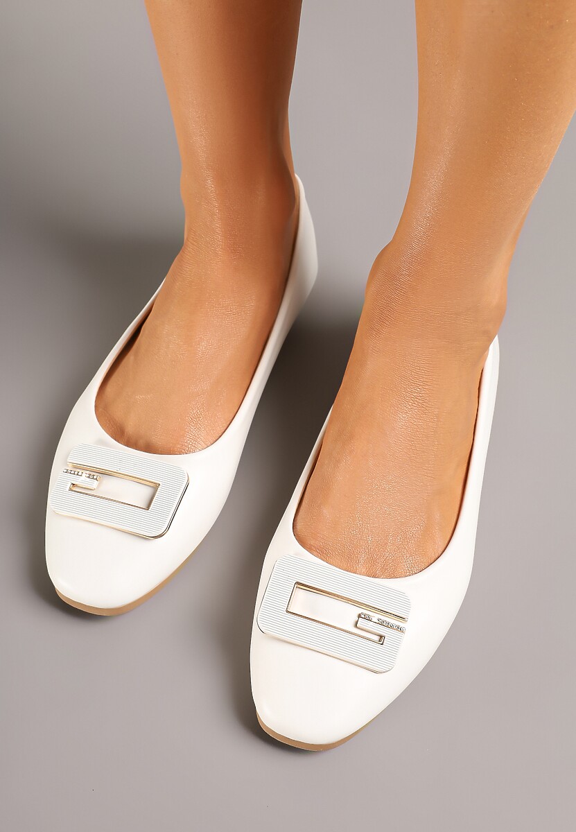 Białe Balerinki Ozdobione Geometryczną Aplikacją Tirenia