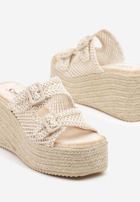 Białe Ażurowe Klapki na Koturnie z Klamrami Viandiss