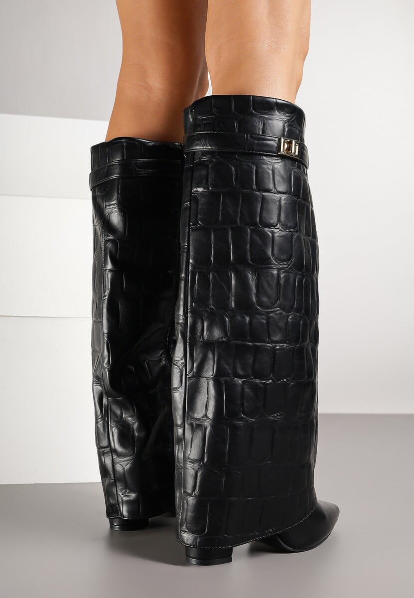 Czarne Kozaki na Słupku Ozdobione Klamrą i Wywiniętą Cholewką z Tłoczeniem Latelia