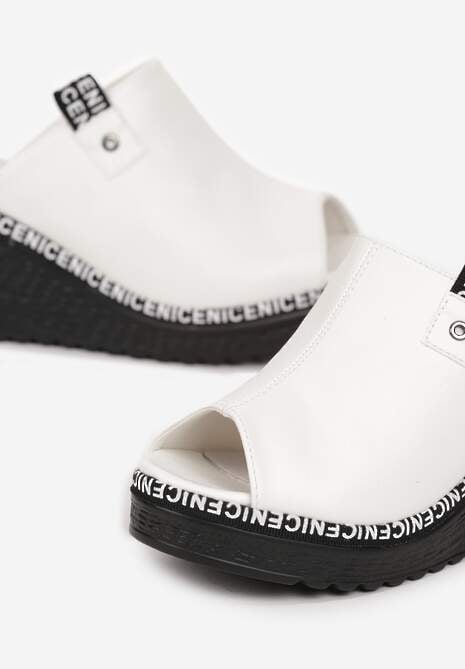 Białe Klapki na Koturnie z Otwartym Noskiem Kenara