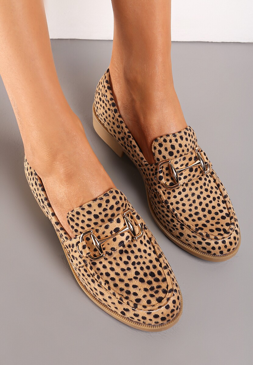 Brązowe Wsuwane Mokasyny Ozdobione Paskiem z Metalową Klamrą Tirnala