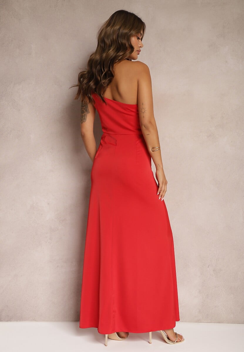 Czerwona Asymetryczna Sukienka Satynowa z Wycięciem w Talii Rozcięciem na Dole i Marszczeniem Aledista