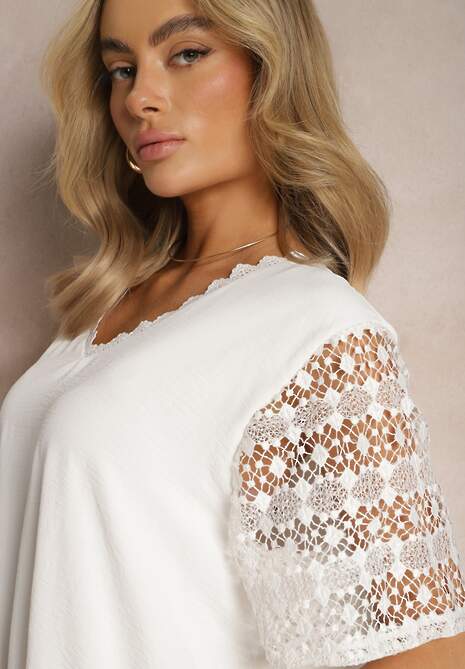 Biała Pudełkowa Sukienka Mini z Koronkowymi Wykończeniami Oirelyn