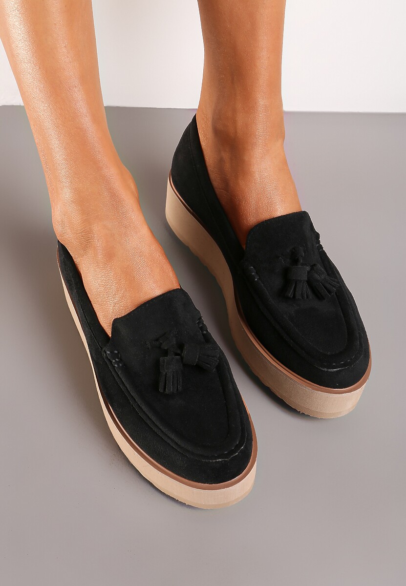 Czarne Półbuty na Niskiej Platformie z Przeszyciami i Ozdobnymi Chwostami Hiela