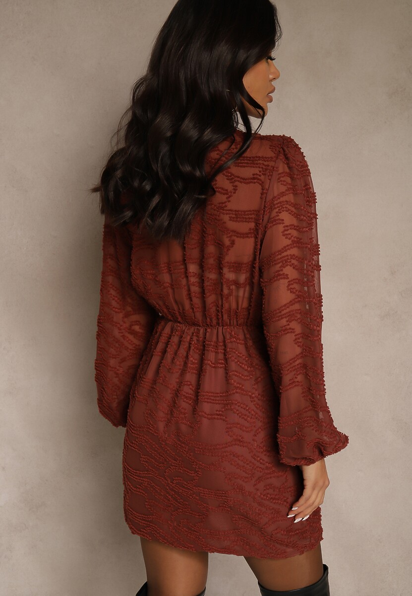 Bordowa Sukienka z Tkaniny Plumeti o Kopertowym Fasonie Zenisala