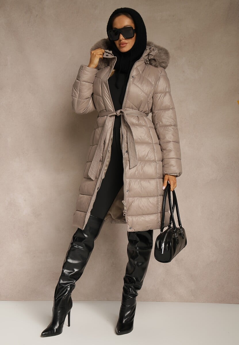 Beżowa Długa Kurtka Pikowana z Odpinanym Kapturem Ozdobionym Futerkiem i Paskiem Iveleti