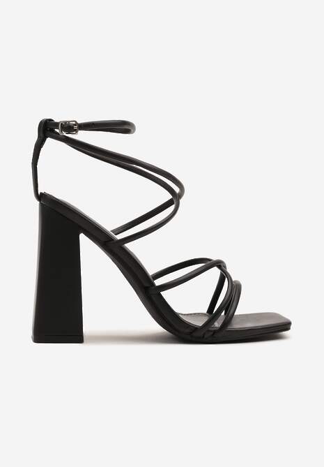 Czarne Sandały na Słupku Ozdobione Kwadratowym Noskiem Nilusca