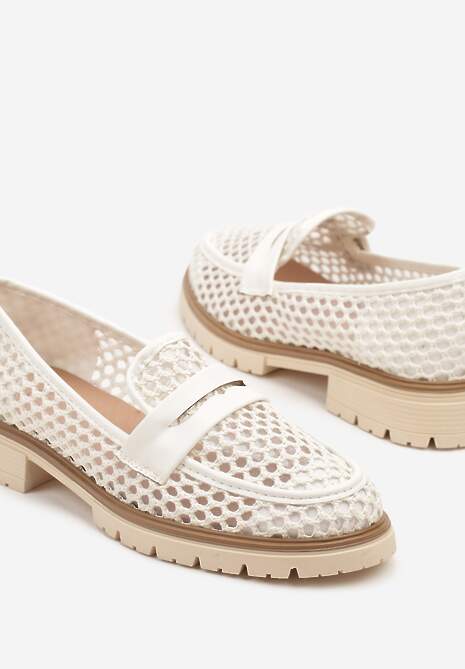Białe Ażurowe Mokasyny z Ozdobnym Paskiem Uliarwena