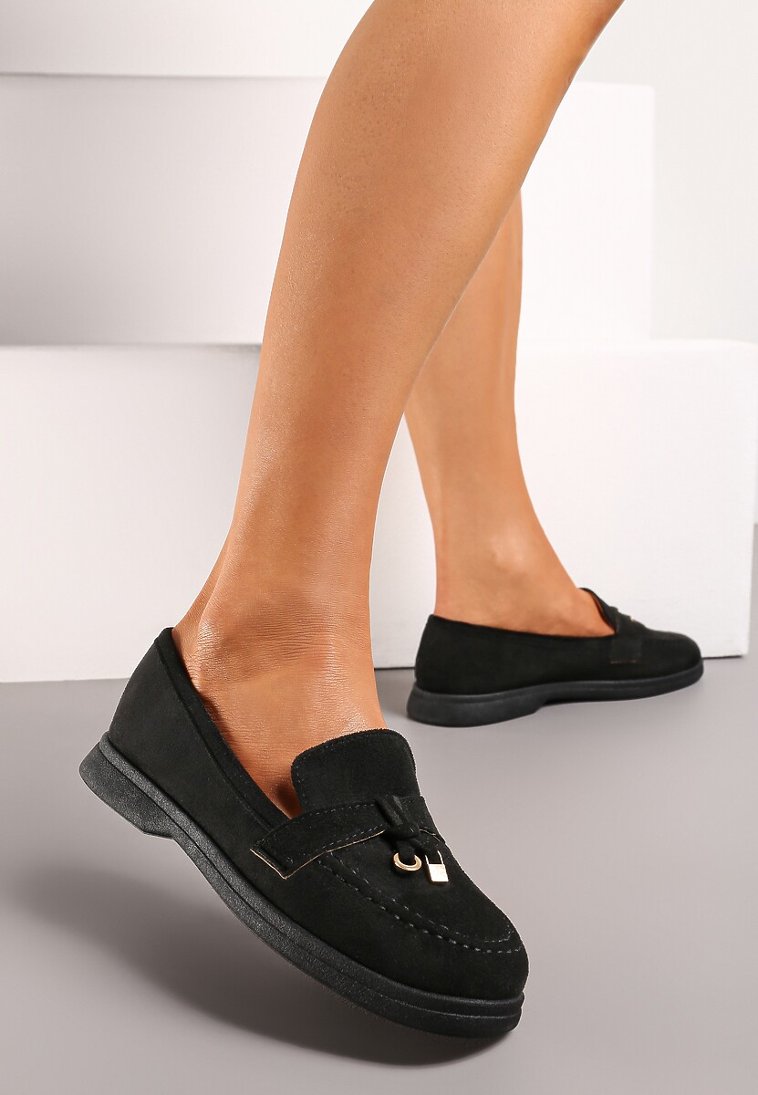 Czarne Mokasyny z Metalową Zawieszką na Przodzie Oliketia