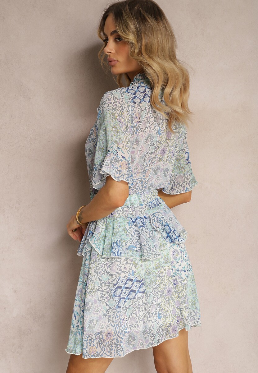 Jasnoniebieska Sukienka o Rozkloszowanym Kroju z Falbankami i Gumką w Talii Nespia