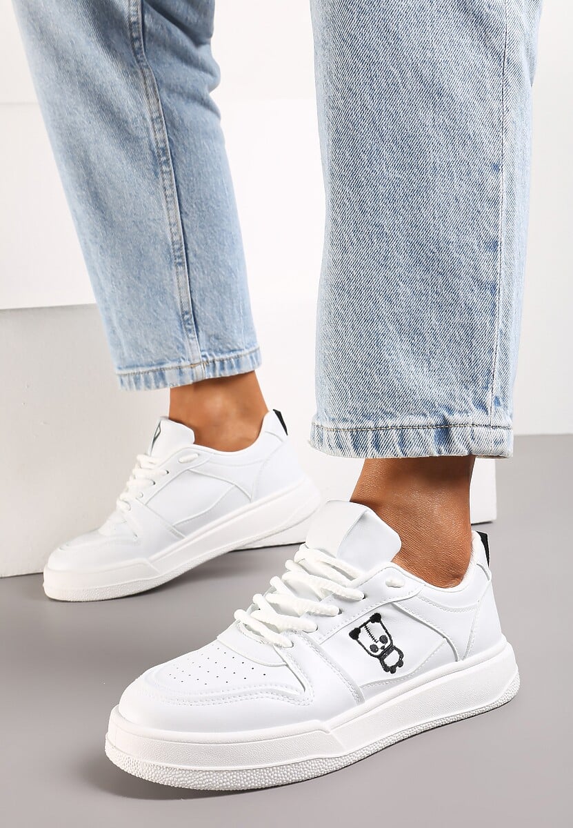 Białe Sneakersy z Drobną Perforacją i Małym Nadrukiem Fredomia