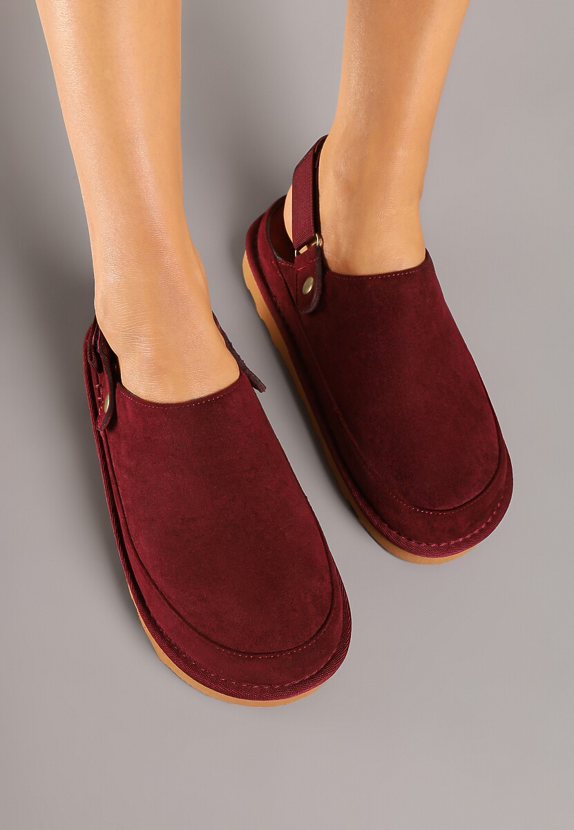 Bordowe Klapki w Stylu Chodaków z Paskiem Podtrzymującym Piętę Firgis