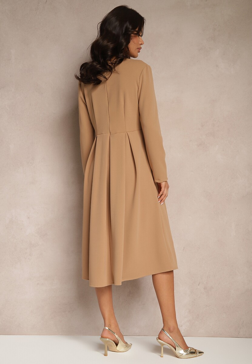 Beżowa Sukienka o Rozkloszowanym Kroju z Trójkątnym Dekoltem Temivara