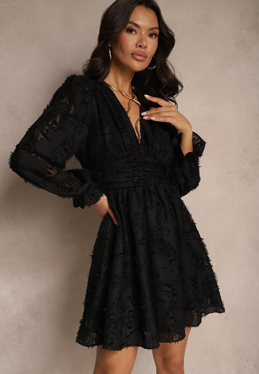 Czarna Koronkowa Sukienka o Rozkloszowanym Kroju z Gumką w Talii Semialora