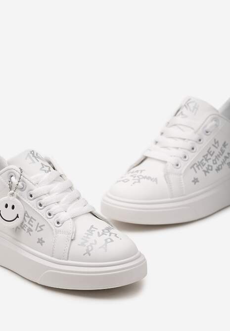 Biało-Srebrne Sneakersy z Napisami Graffiti i Odpinanym Brelokiem z Uśmiechniętą Emotką Fawnitte